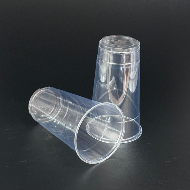 Kundenspezifische 32-Unzen-PET-Becher. Klare Einweg-Trinkbecher aus Kunststoff für kalte Getränke